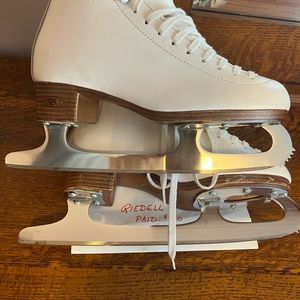 Riedell Figure Skates #117, size 4-1/2, girls beginner skate